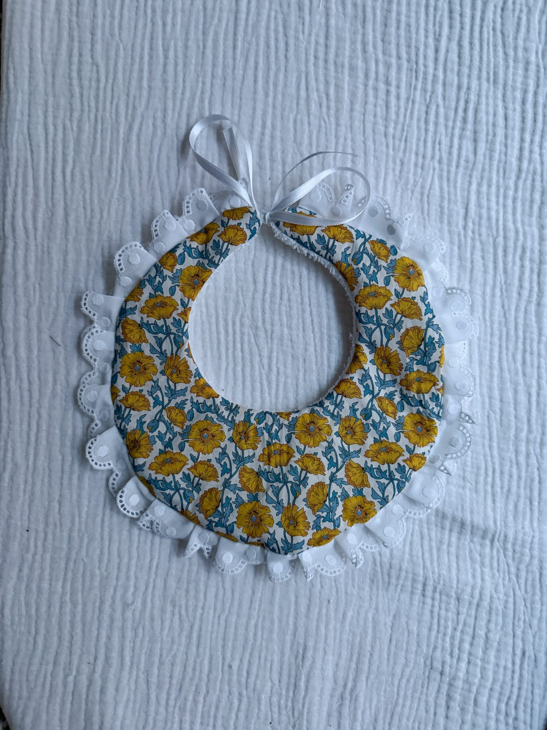 Babero Marieta flor liberty azul y mostaza