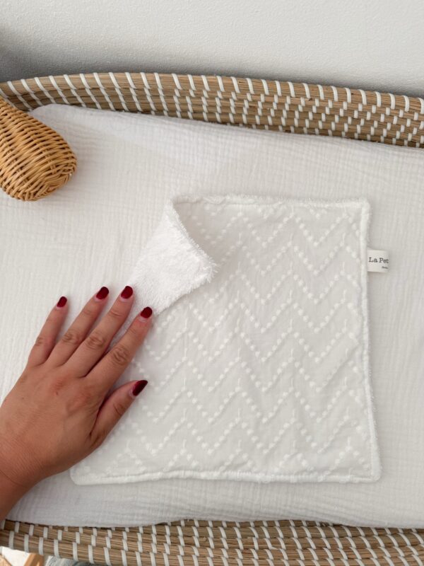 Salvababas blanco con bordado - Imagen 2