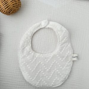Babero blanco con bordado