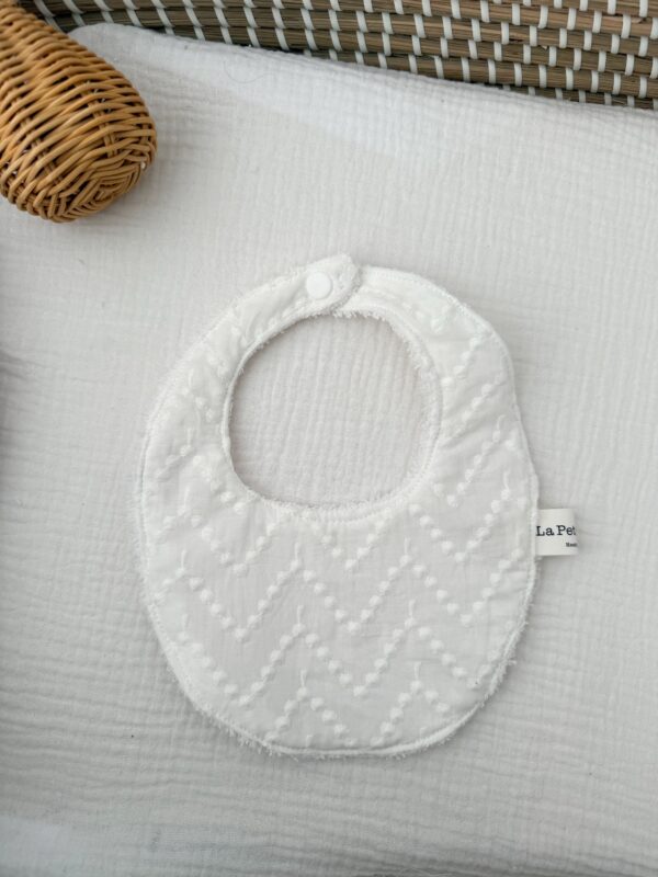 Babero blanco con bordado
