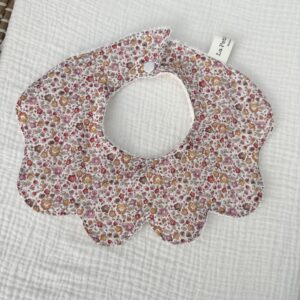 Cuello ondas Liberty flor rojo pastel