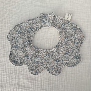 Cuello ondas Liberty flor azul pastel
