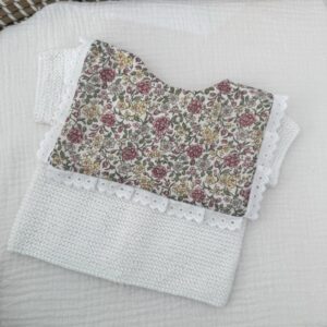 Babero flores olivia con tira bordada