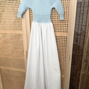 Faldón de punto en algodón celeste con plumeti