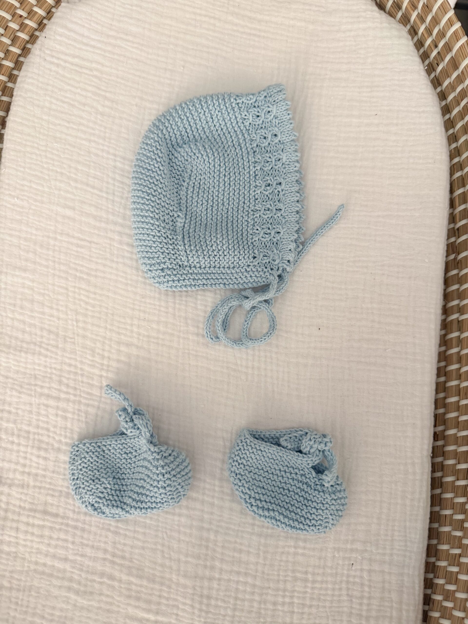 Faldón de punto en algodón celeste con plumeti - Imagen 2