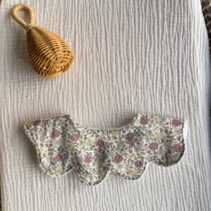 Cuello salvababas ondas flor olivia