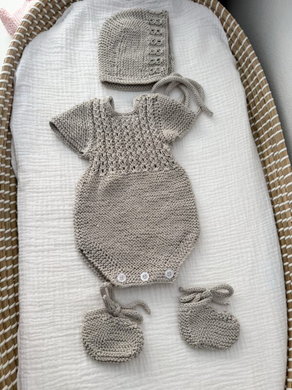 Conjunto primera puesta gris claro