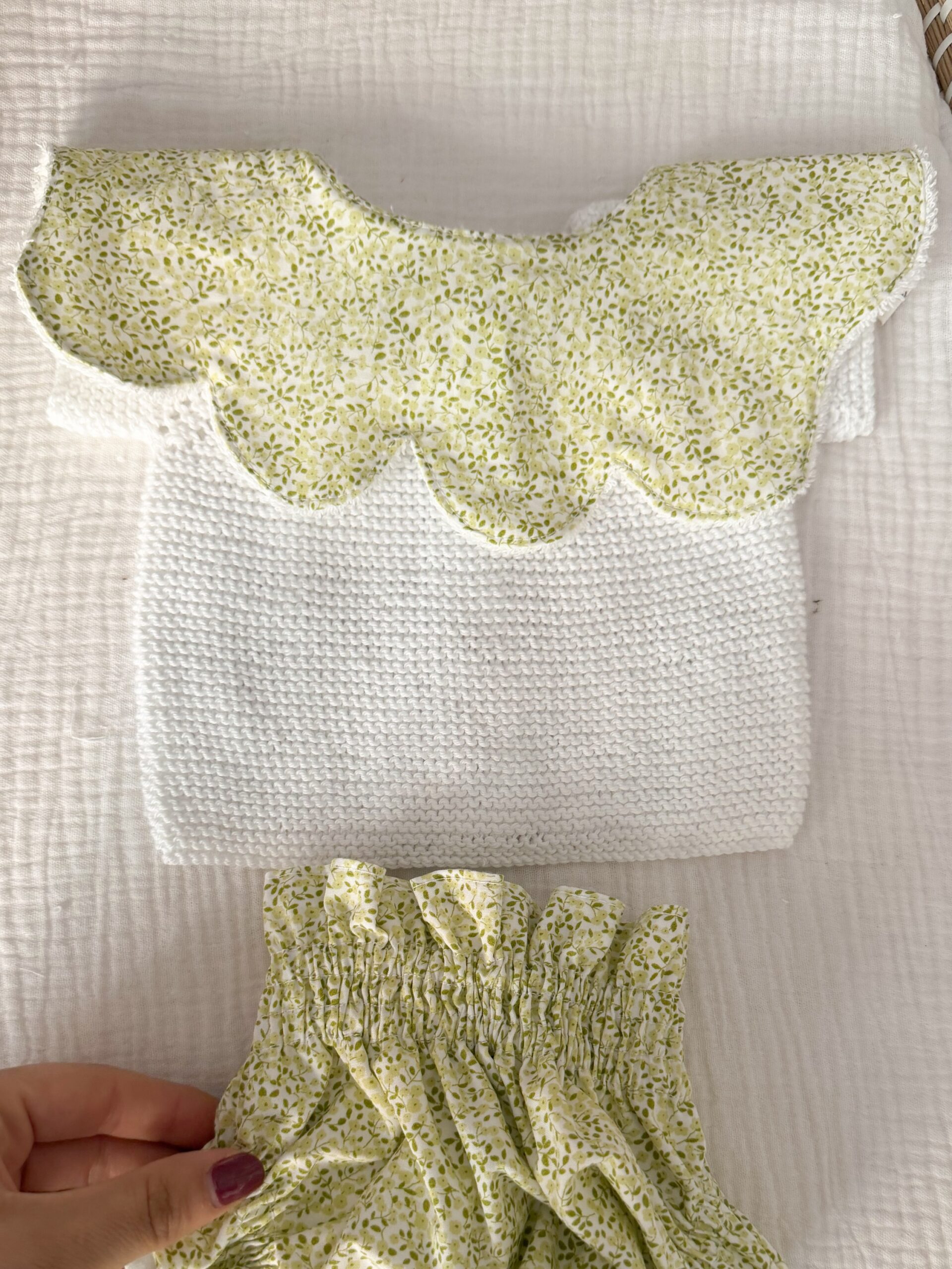 Cuello ondas flor parra verde