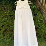 Faldón plumeti con tira bordada celeste