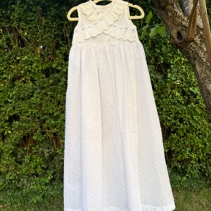 Faldón plumeti con tira bordada celeste