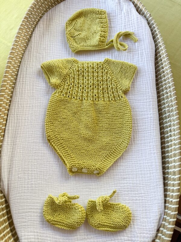 Conjunto de pelele en mostaza pastel