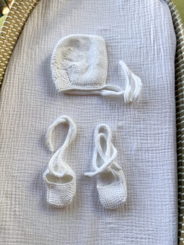 Conjunto capota y patucos blanco